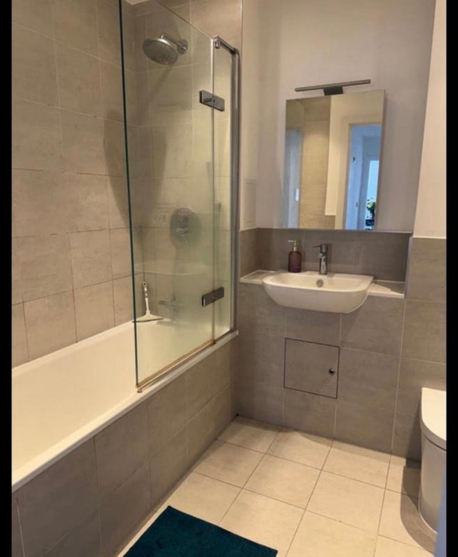 Room Surrey Quays Road in Greater London