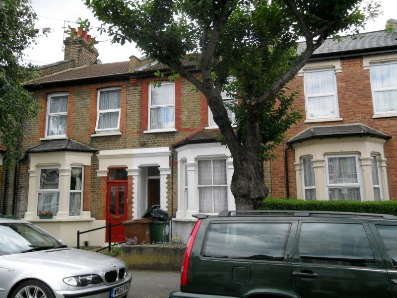 Flat Claude Road in Greater London