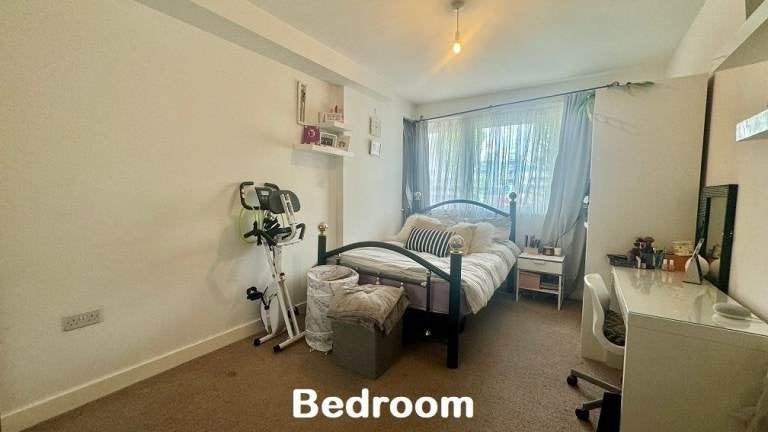 Flat Hilltop Avenue in Greater London
