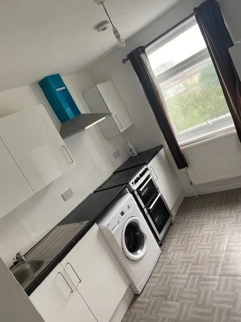 Flat Hainault Road in Greater London