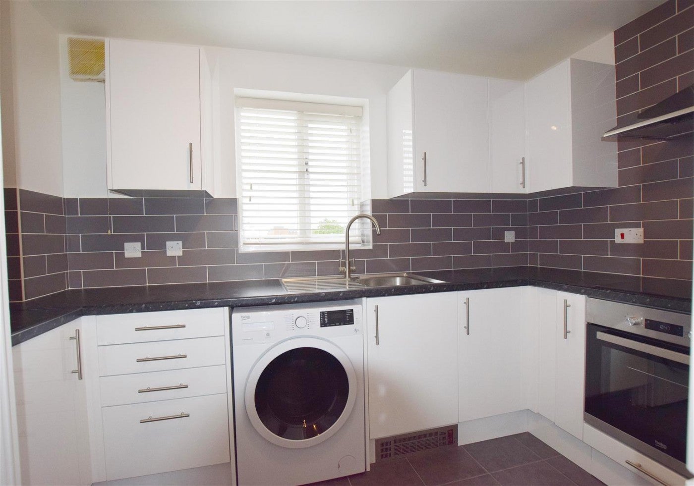 Flat Dairyman Close in Greater London