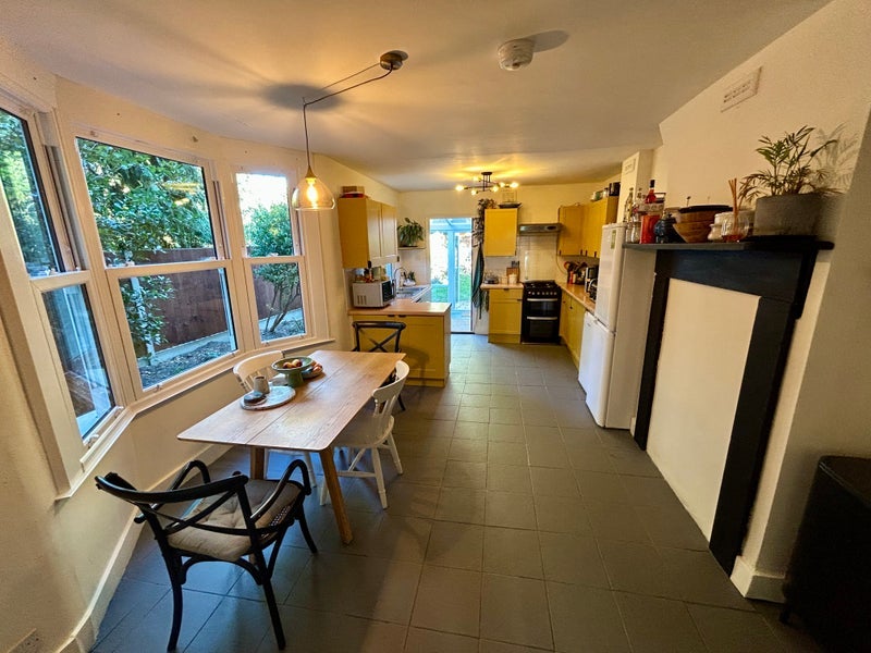Room Waller Road in Greater London
