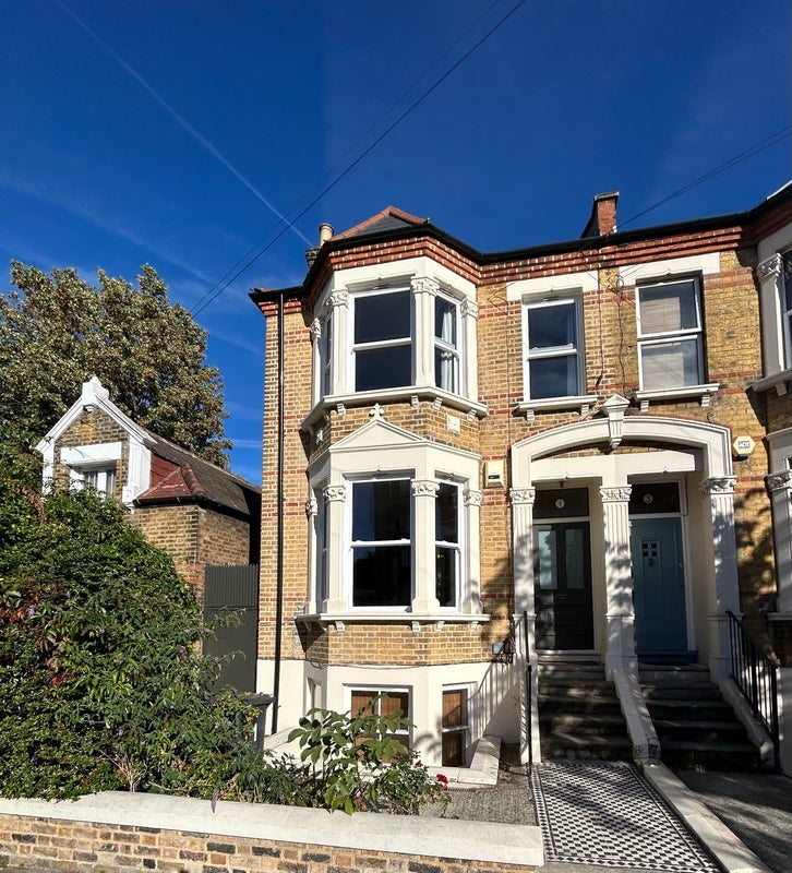 Room Waller Road in Greater London