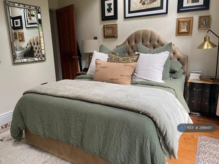 Flat Bowood Road in Greater London
