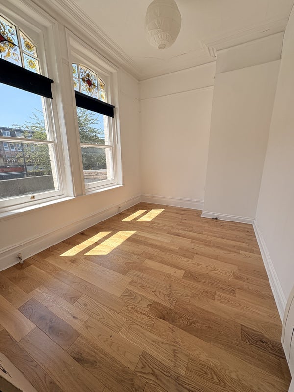 Flat Holloway Road in Greater London