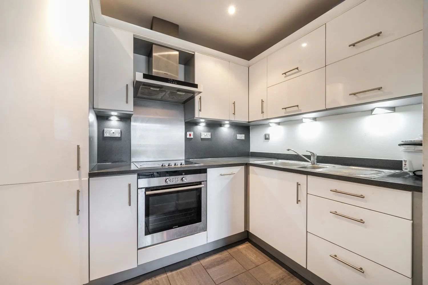 Flat Wapping Lane in Greater London