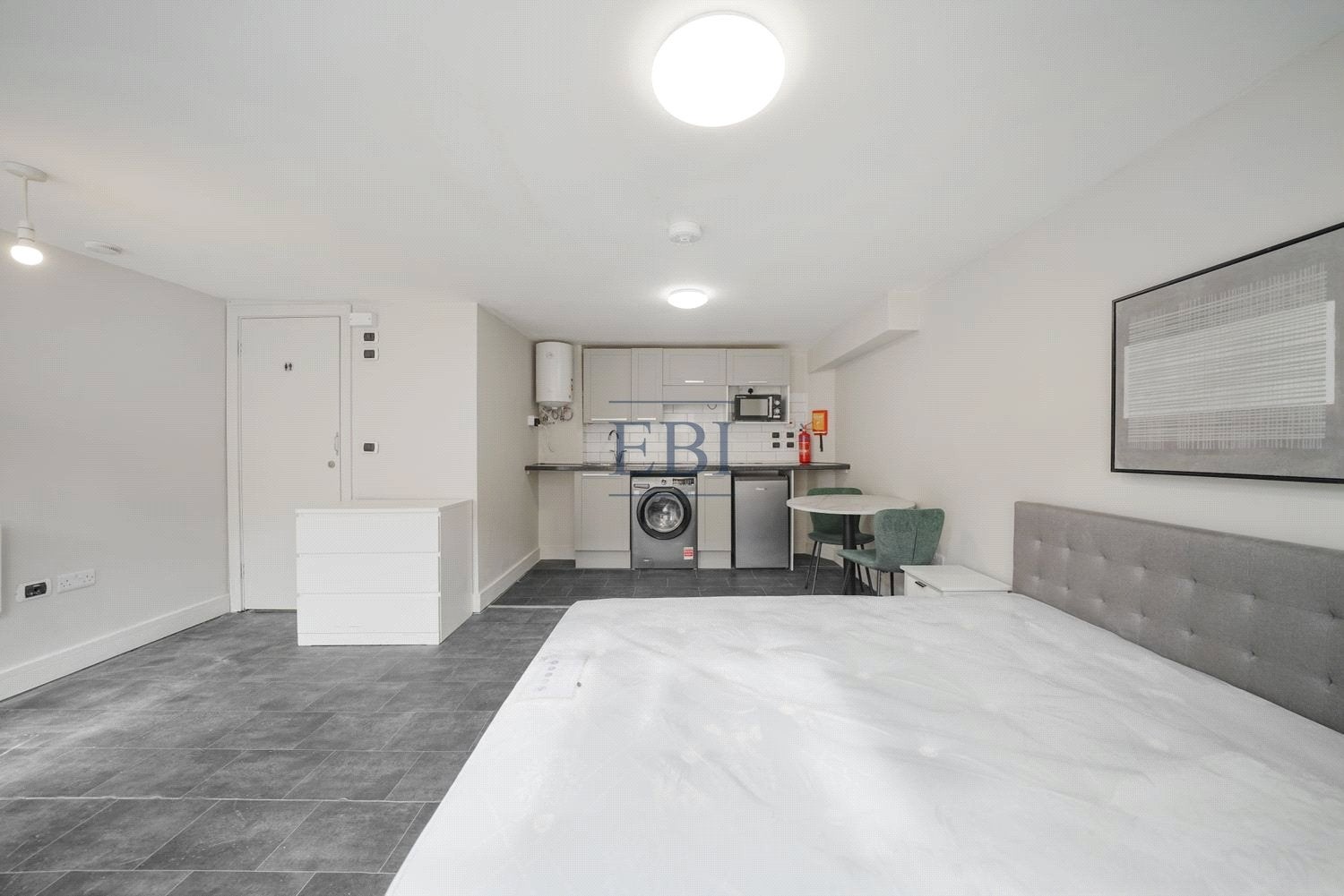 Flat Hermitage Lane in Greater London