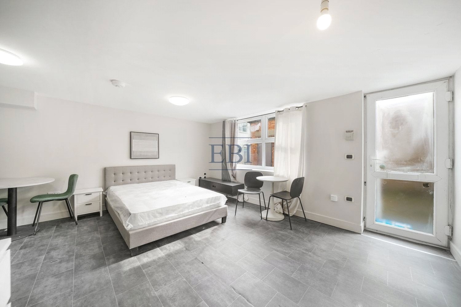 Flat Hermitage Lane in Greater London