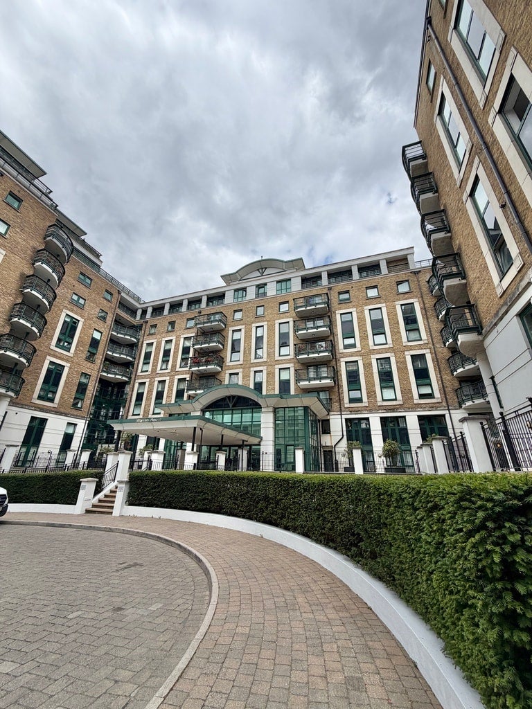 Flat Warwick Road in Greater London