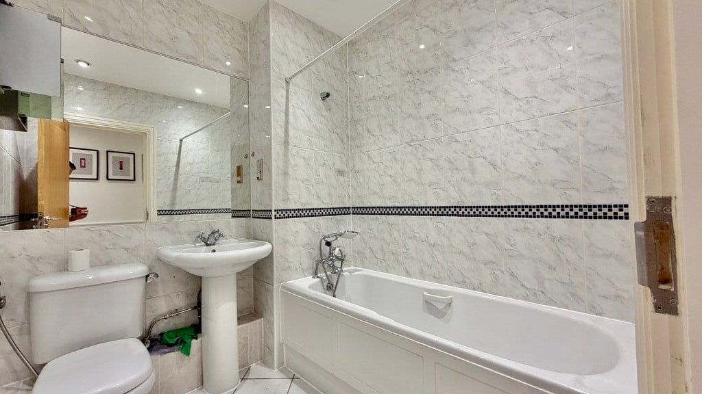 Flat Warwick Road in Greater London