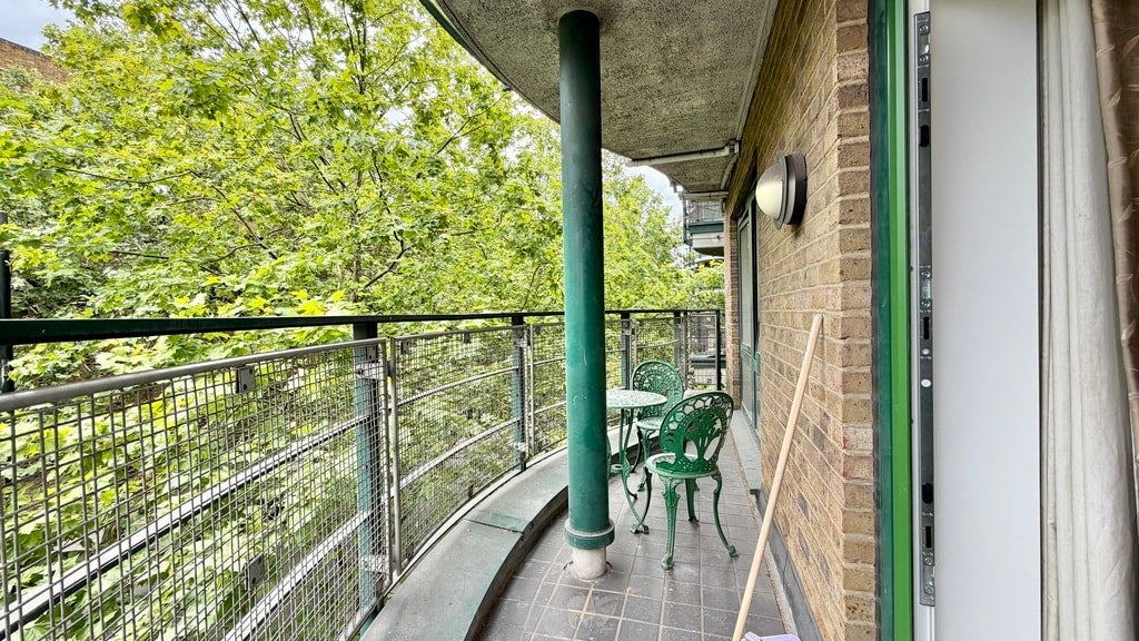 Flat Warwick Road in Greater London