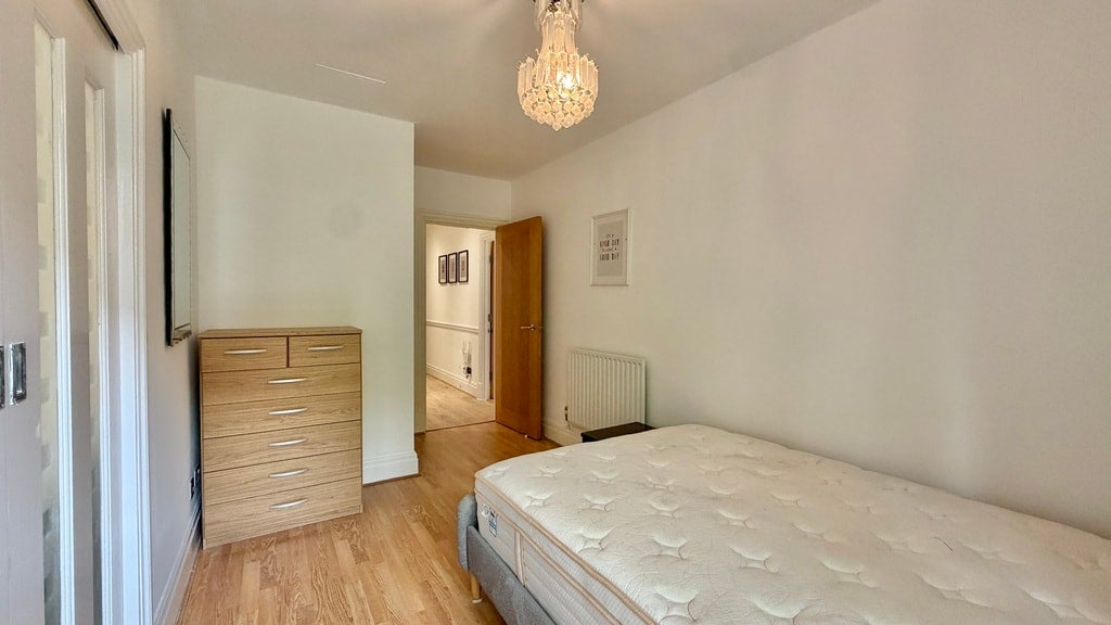 Flat Warwick Road in Greater London