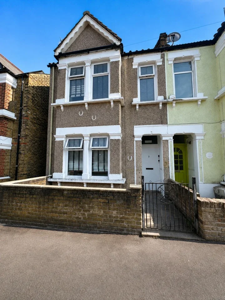 Flat Woodlands Street in Greater London