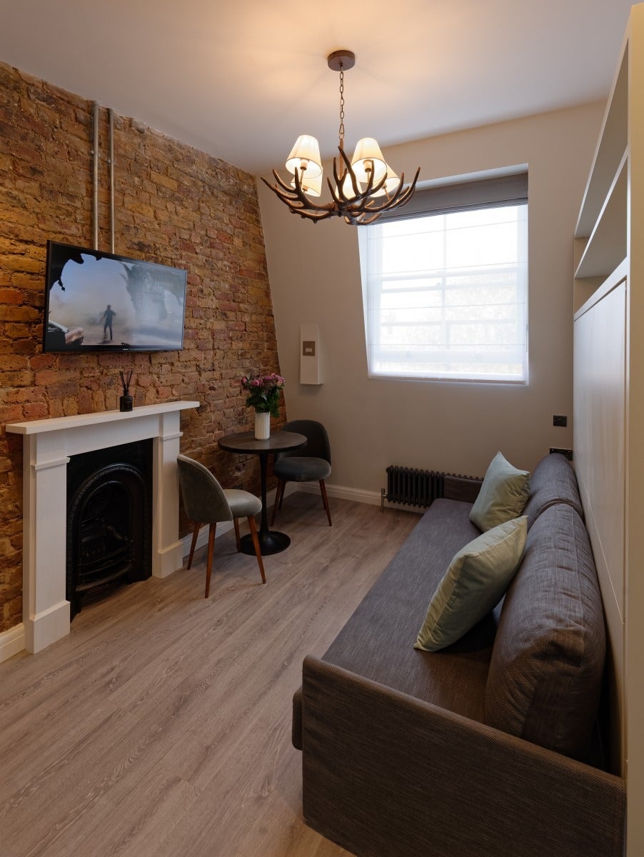 Flat Linden Gardens in Greater London