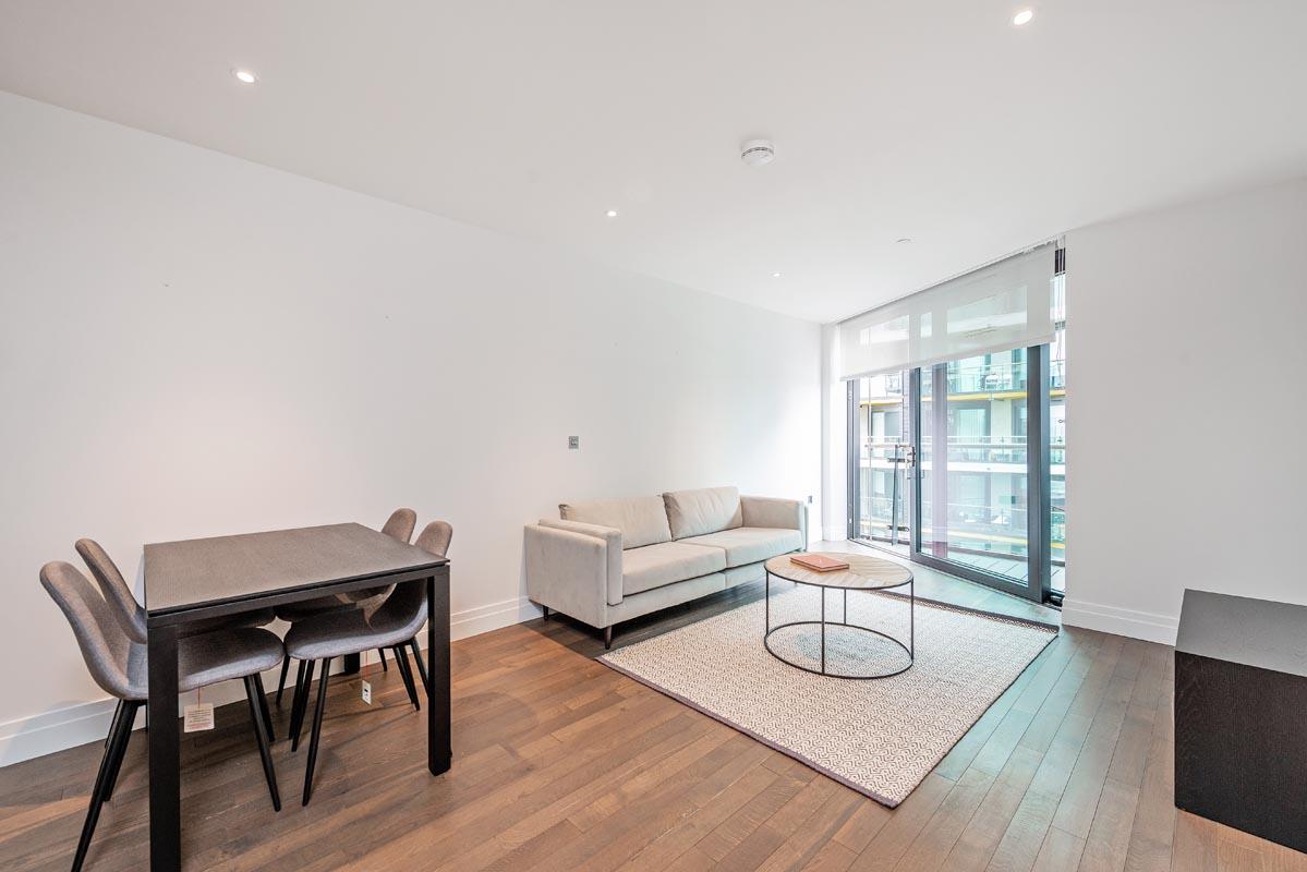 Flat Falcon Grove in Greater London