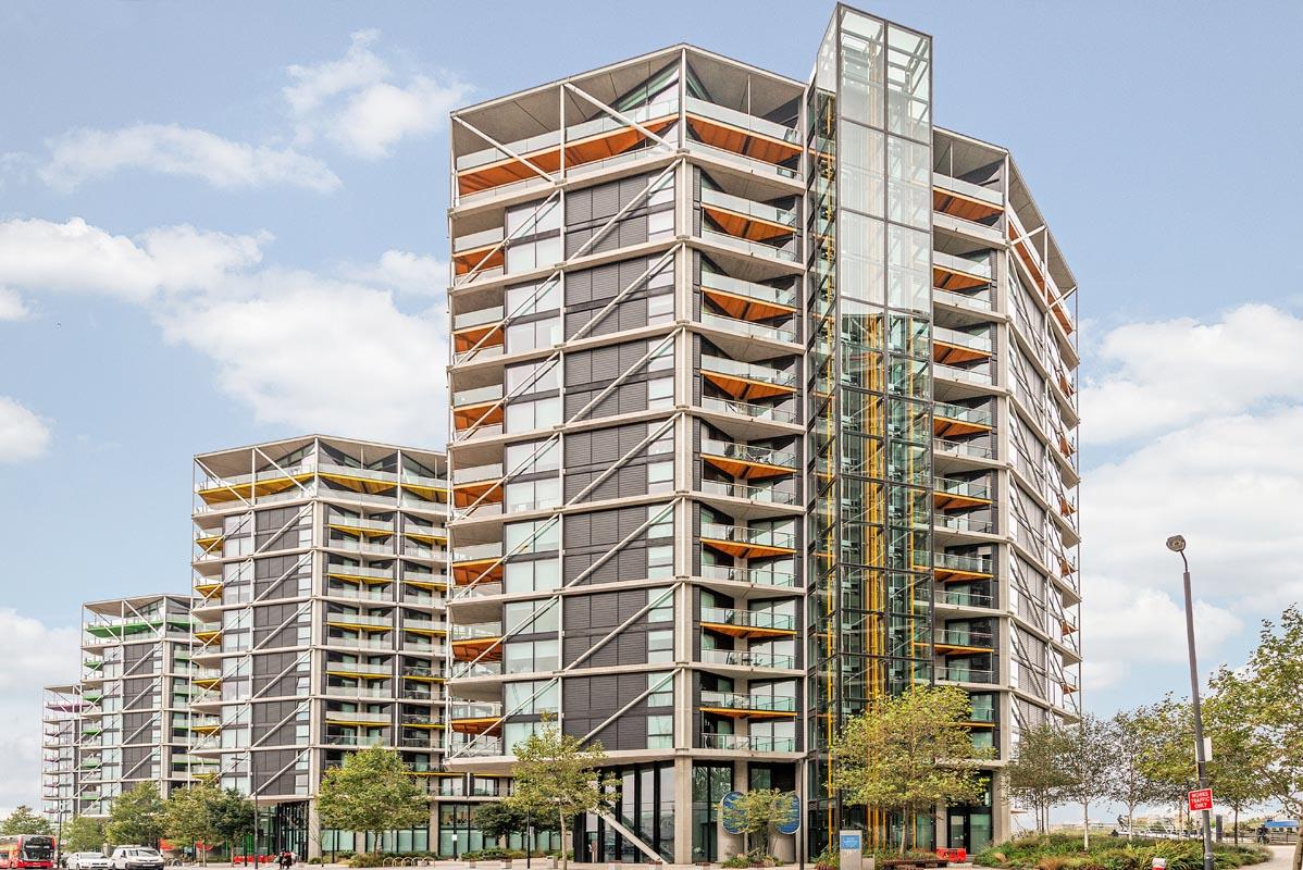 Flat Falcon Grove in Greater London