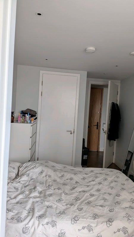 Room Park Lane in Greater London