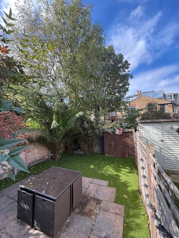 Room Astonville Street in Greater London