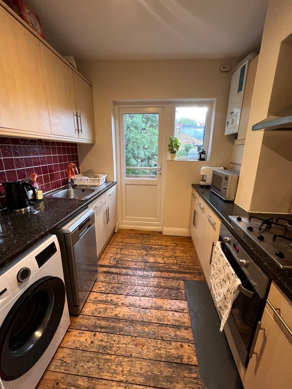 Room Astonville Street in Greater London