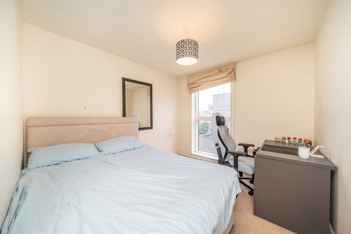 Flat Thomas Road in Greater London