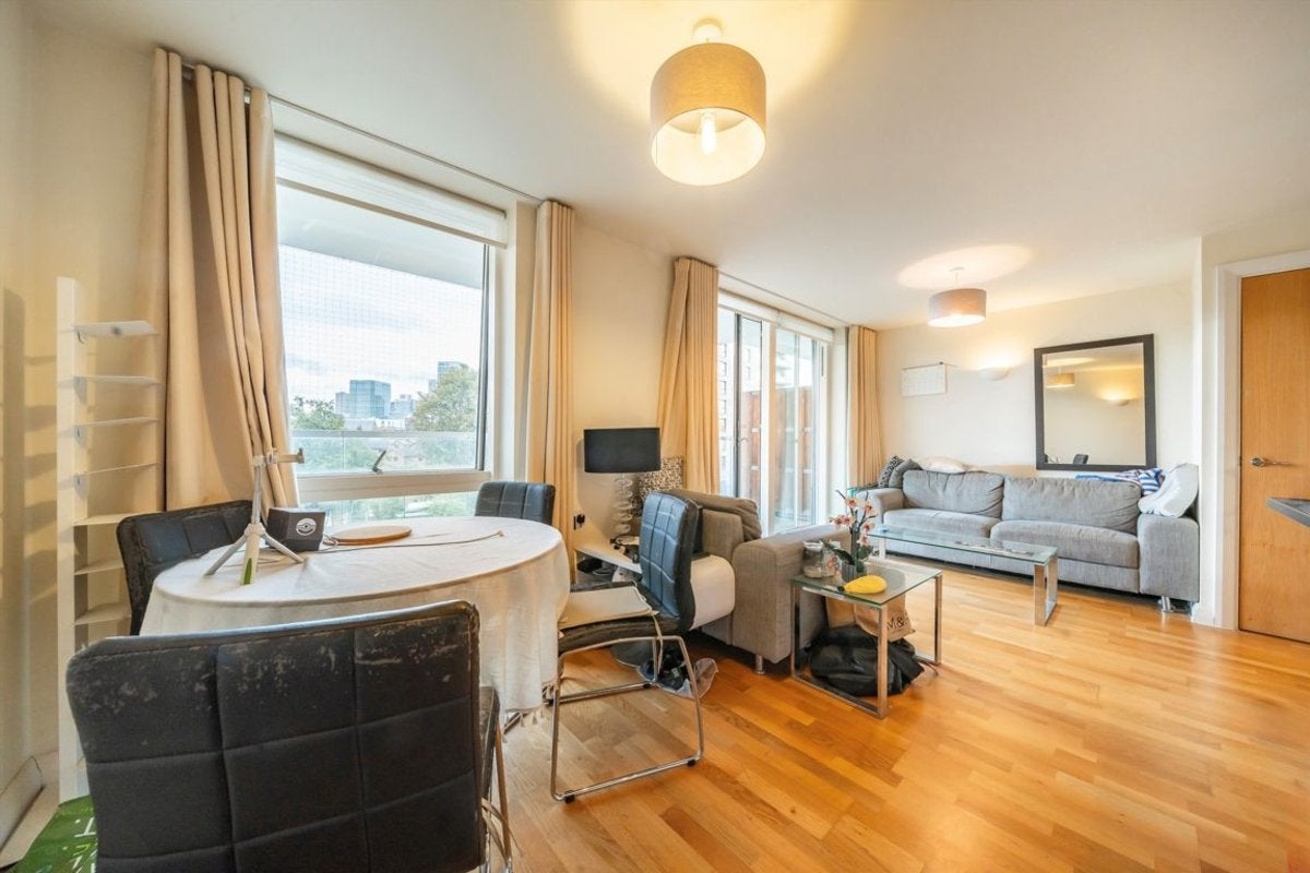 Flat Thomas Road in Greater London