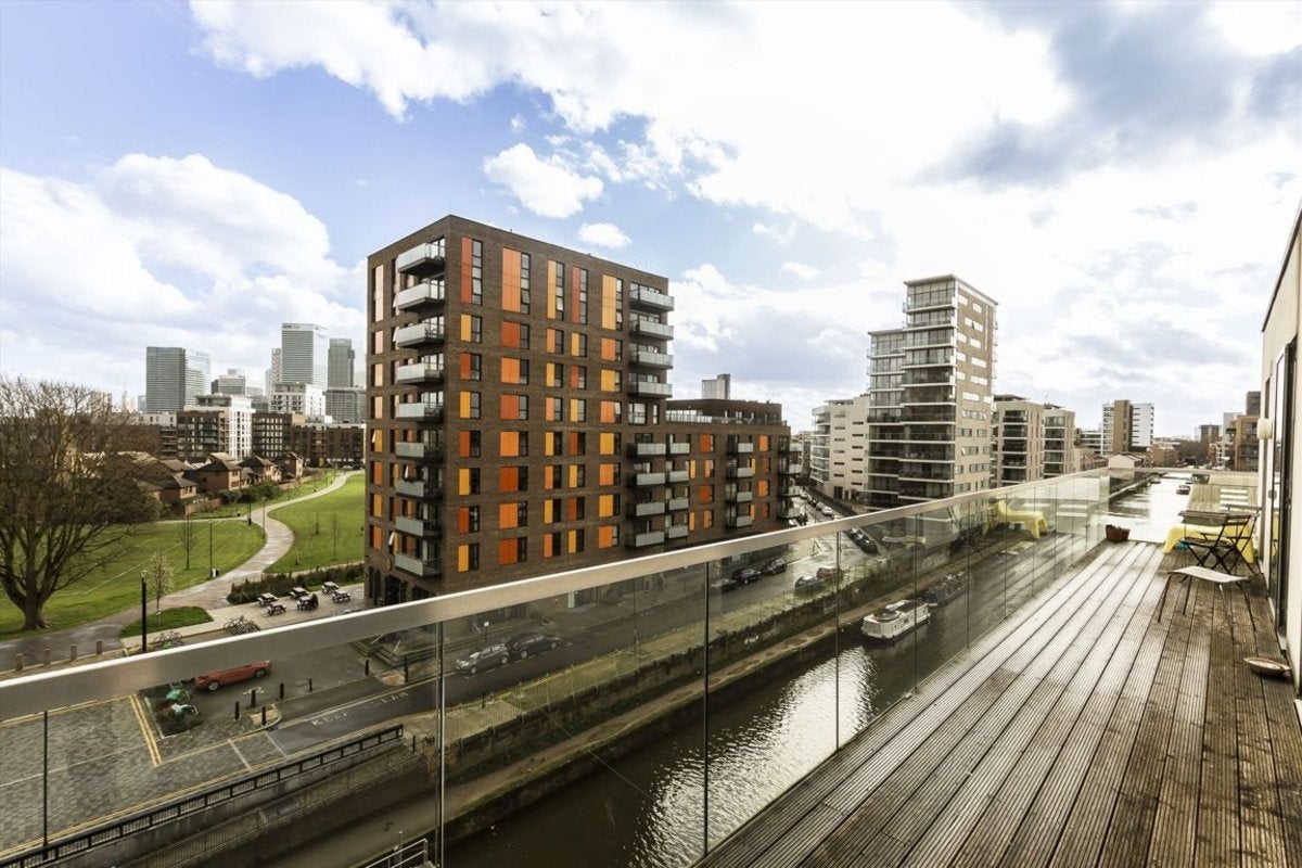 Flat Thomas Road in Greater London