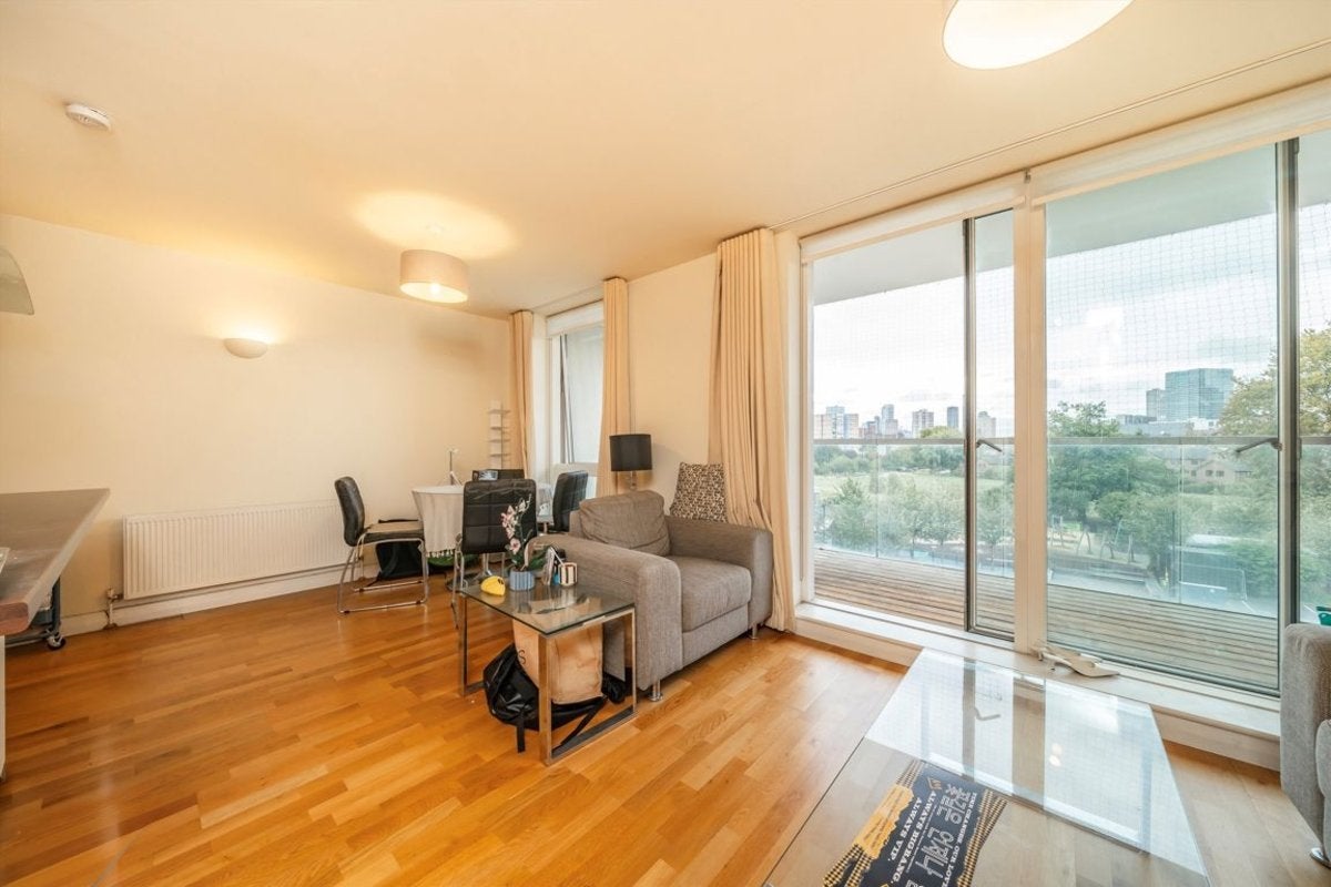 Flat Thomas Road in Greater London