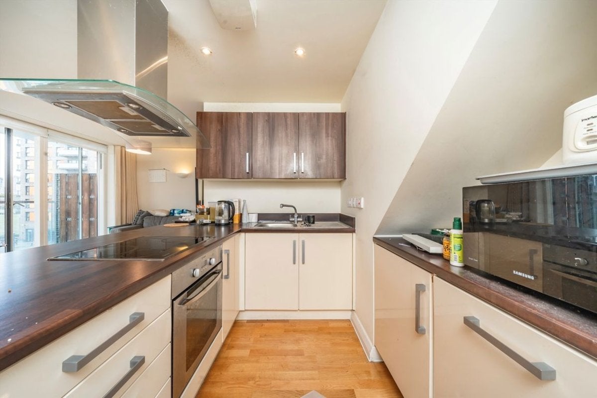 Flat Thomas Road in Greater London