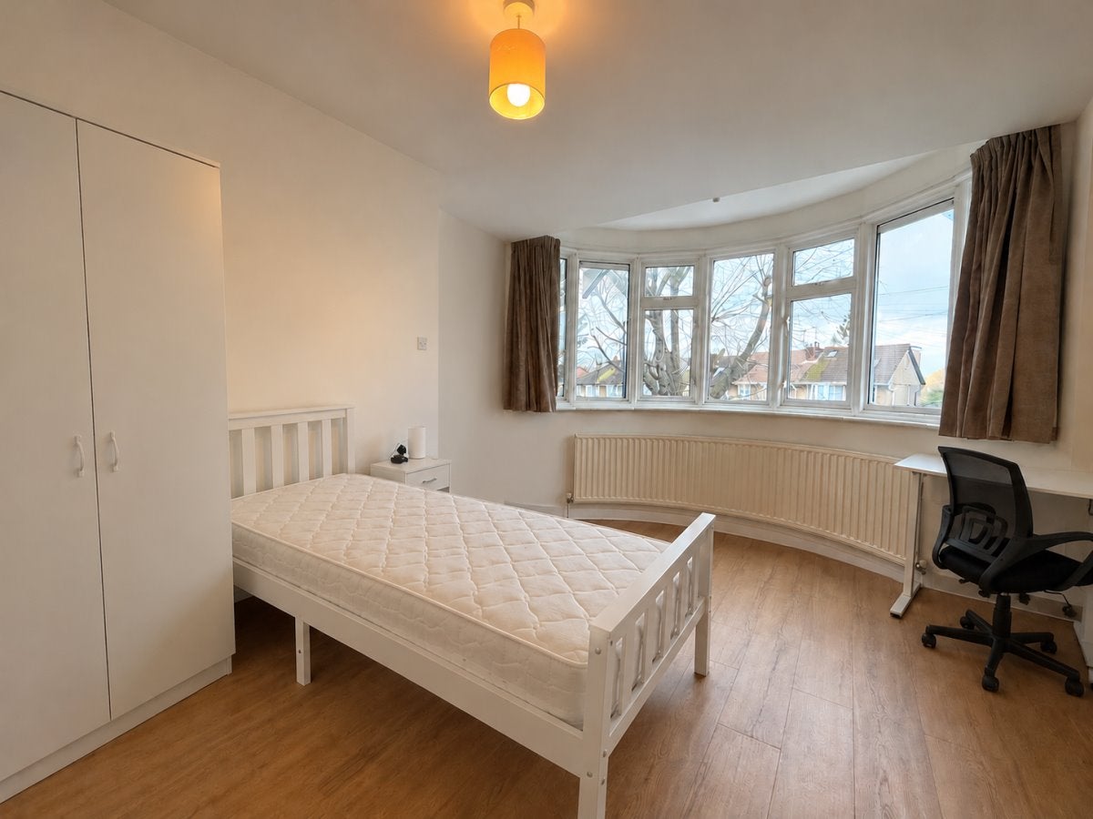 Room Malvern Avenue in Greater London
