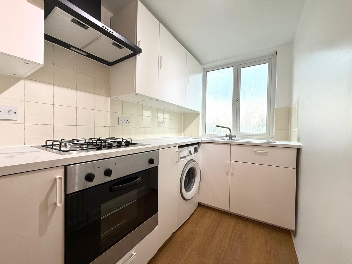 Room Malvern Avenue in Greater London