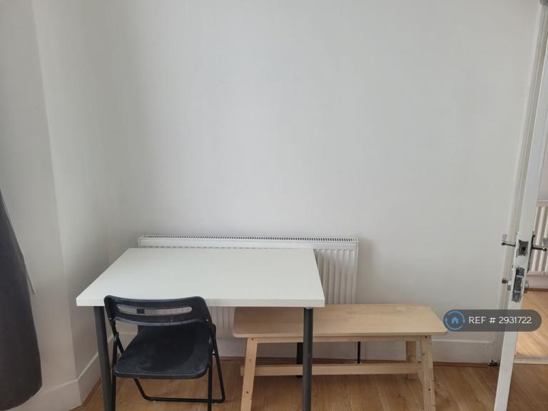 Room Napier Road in Greater London