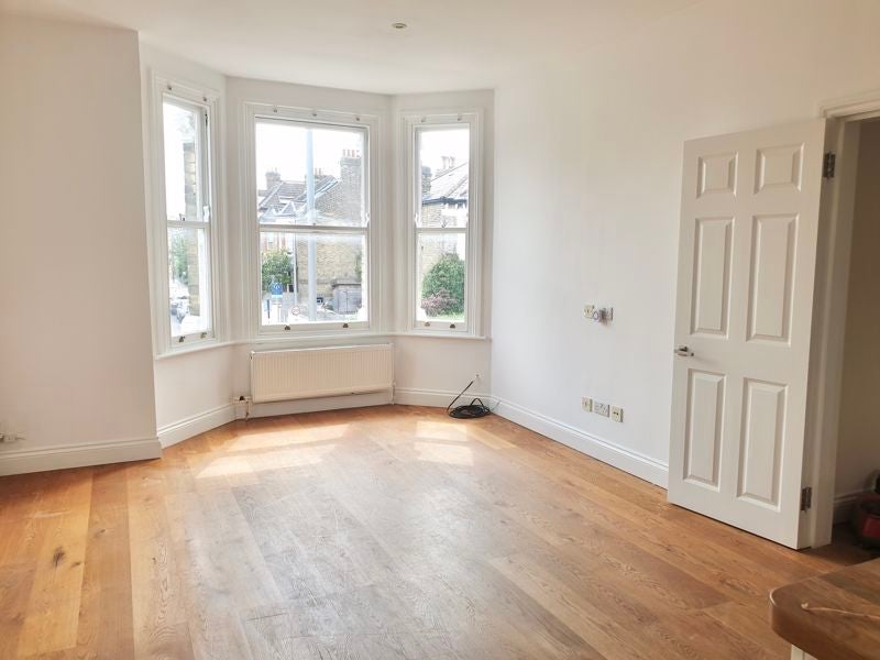 Flat Oakhill Road in Greater London