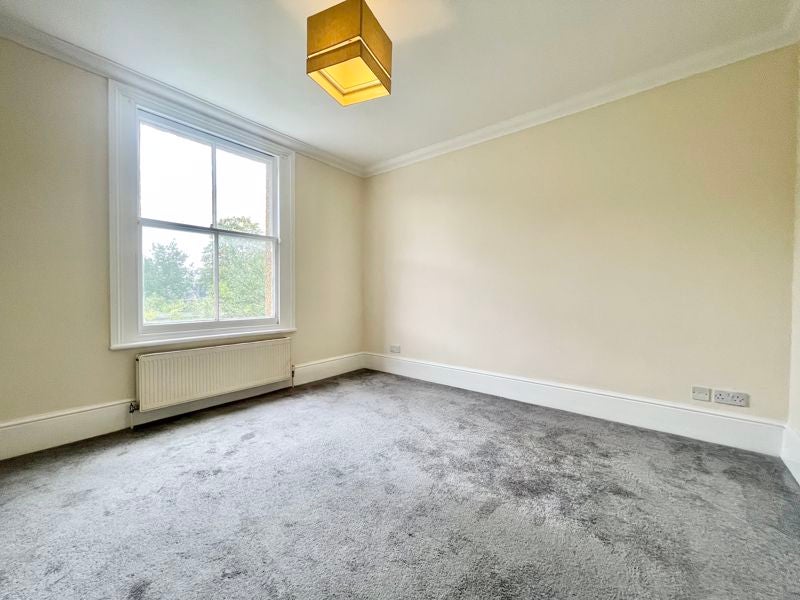 Flat Oakhill Road in Greater London