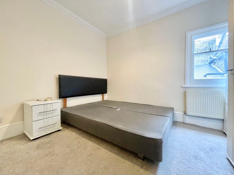 Flat Oakhill Road in Greater London