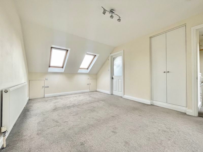 Flat Oakhill Road in Greater London
