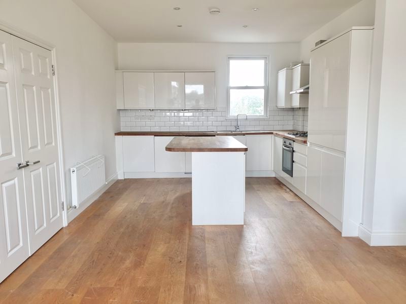 Flat Oakhill Road in Greater London
