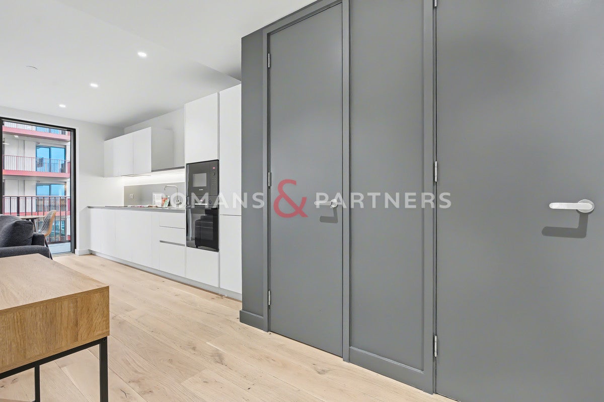 Flat Chandlers Avenue in Greater London