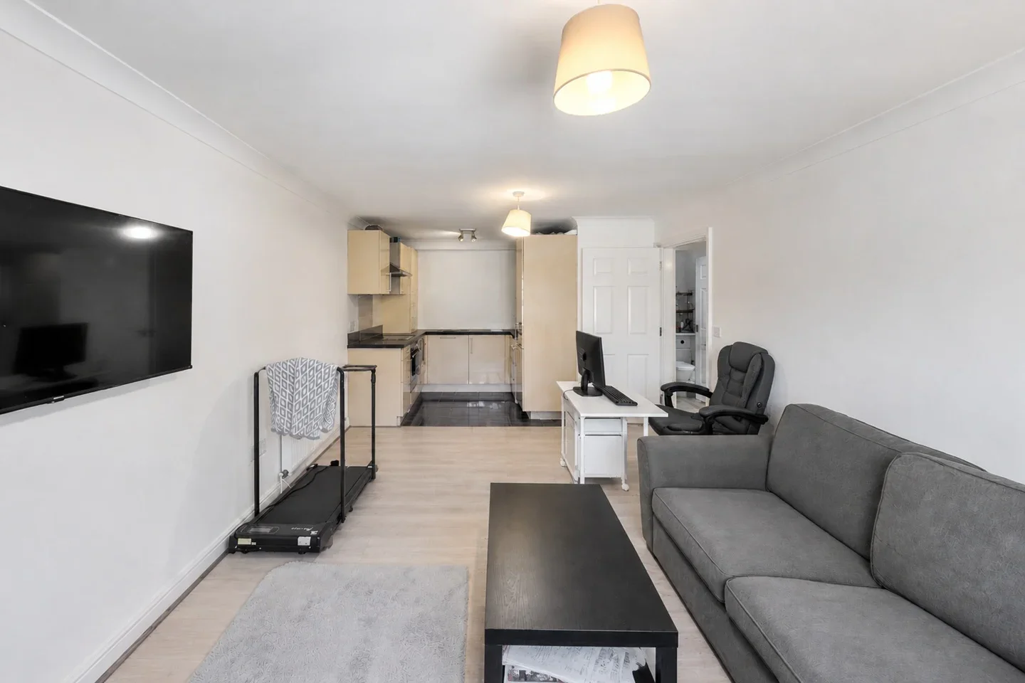 Flat Ravenscroft Road in Greater London