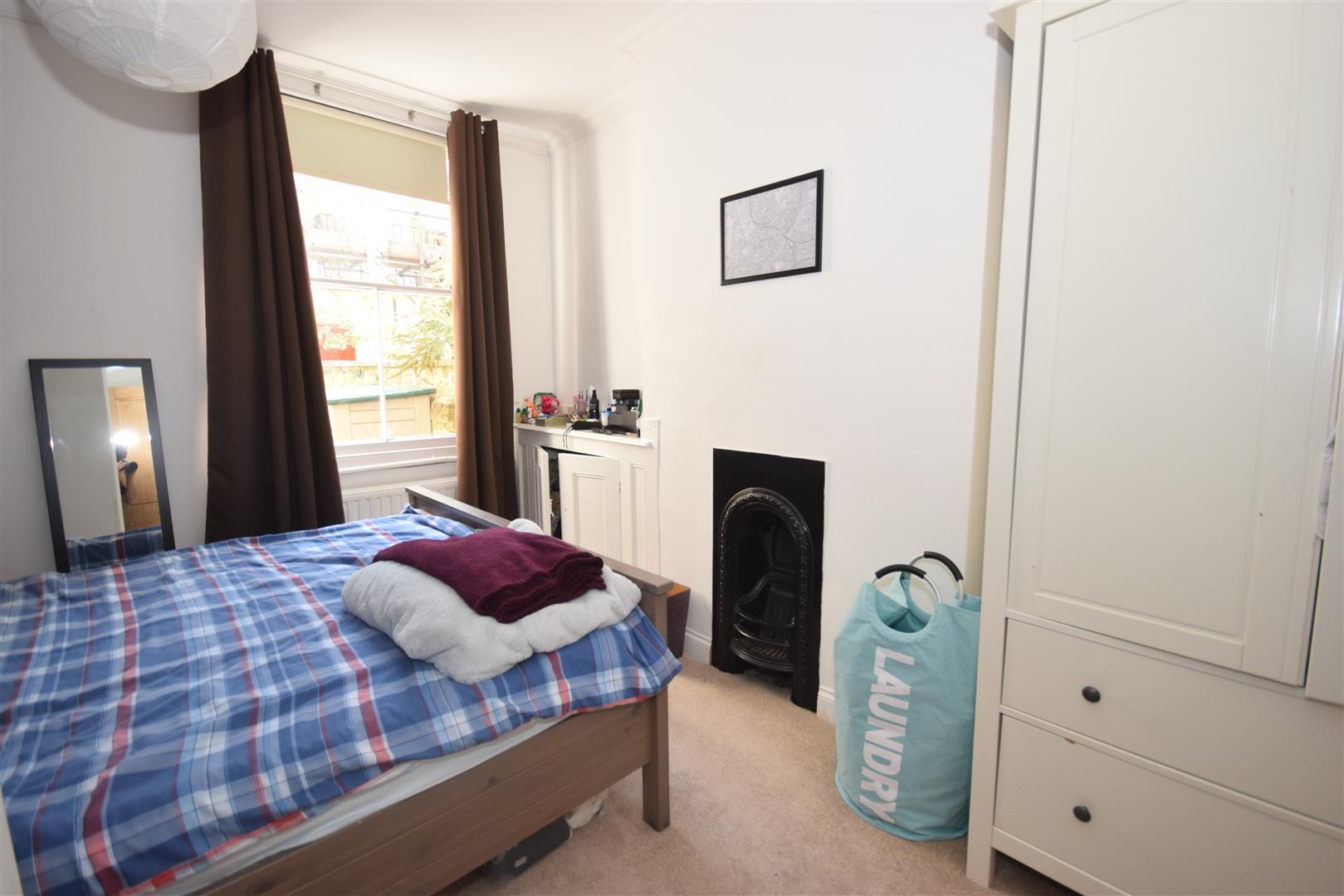 Flat Gladstone Road in Greater London