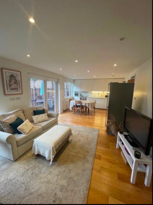 Room Larch Close in Greater London