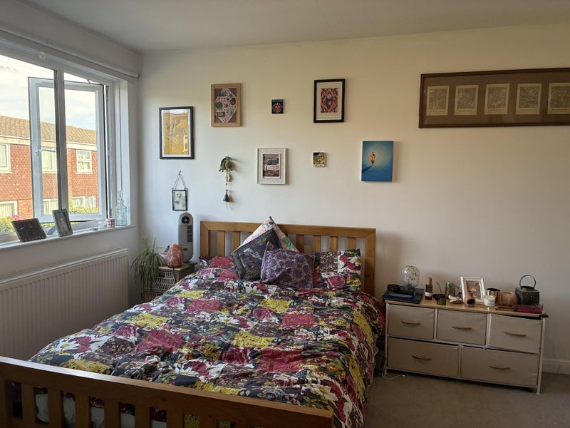 Room Larch Close in Greater London