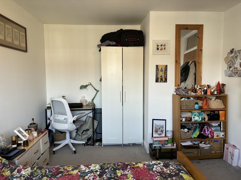 Room Larch Close in Greater London