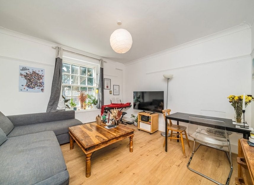 Flat Teale Street in Greater London