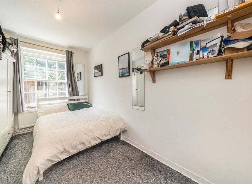 Flat Teale Street in Greater London