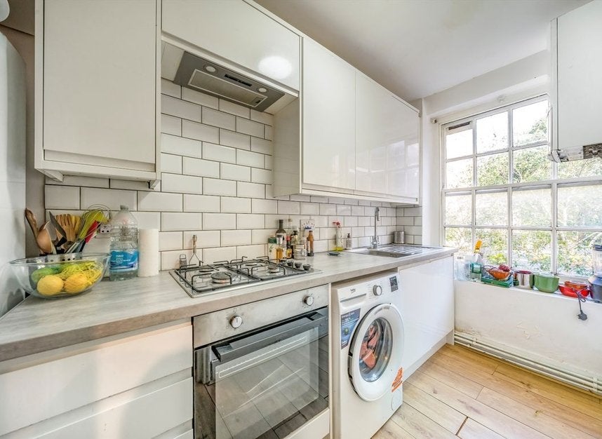 Flat Teale Street in Greater London