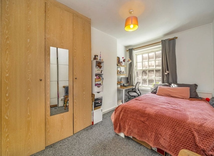Flat Teale Street in Greater London