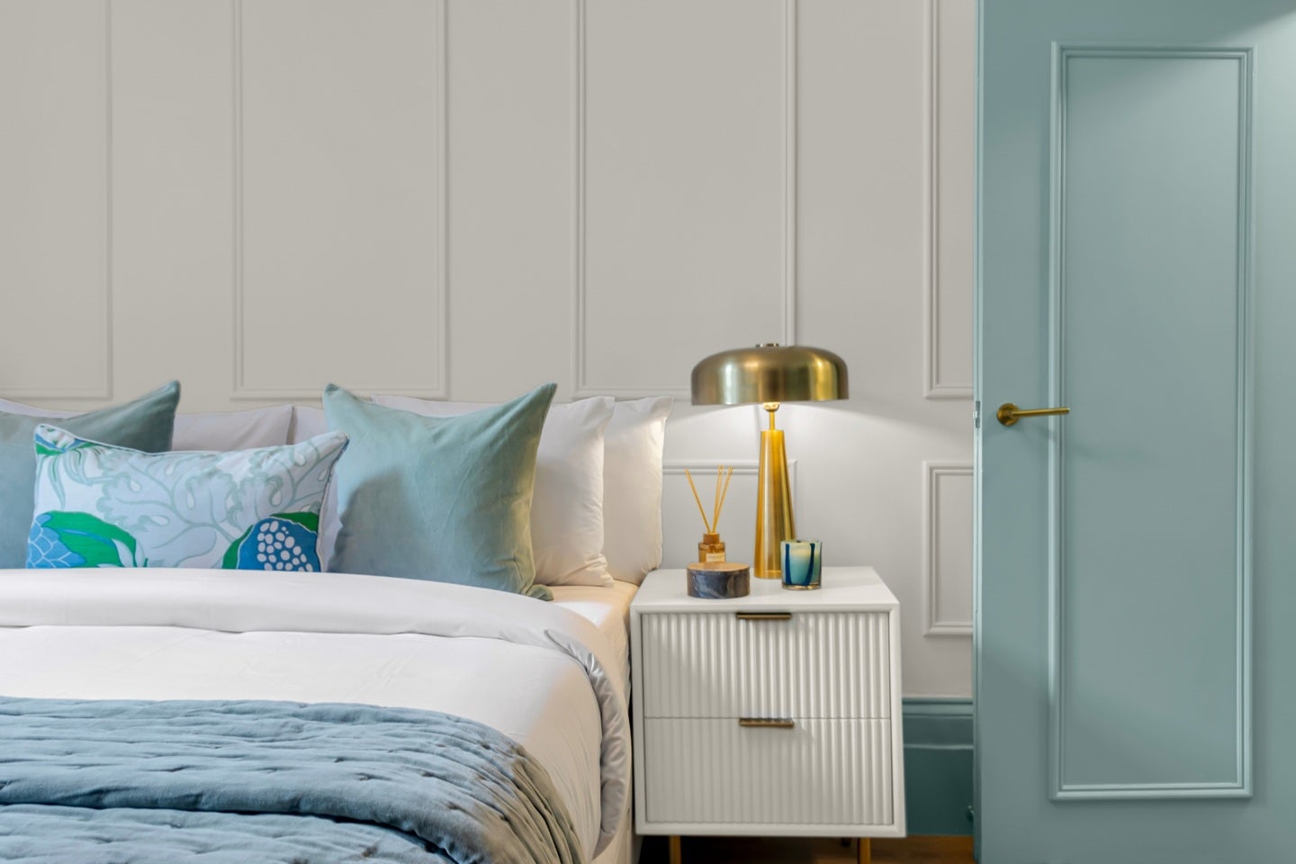 Flat Eardley Crescent in Greater London