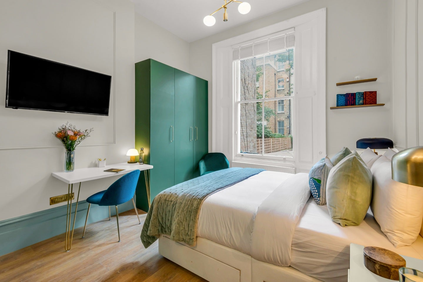Flat Eardley Crescent in Greater London