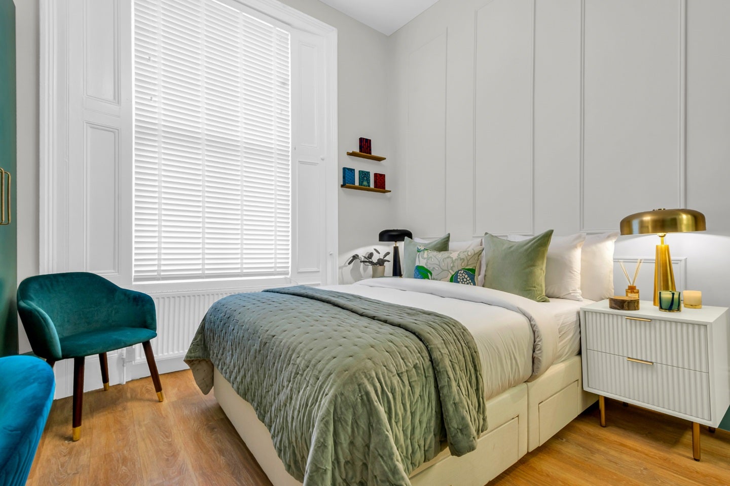 Flat Eardley Crescent in Greater London