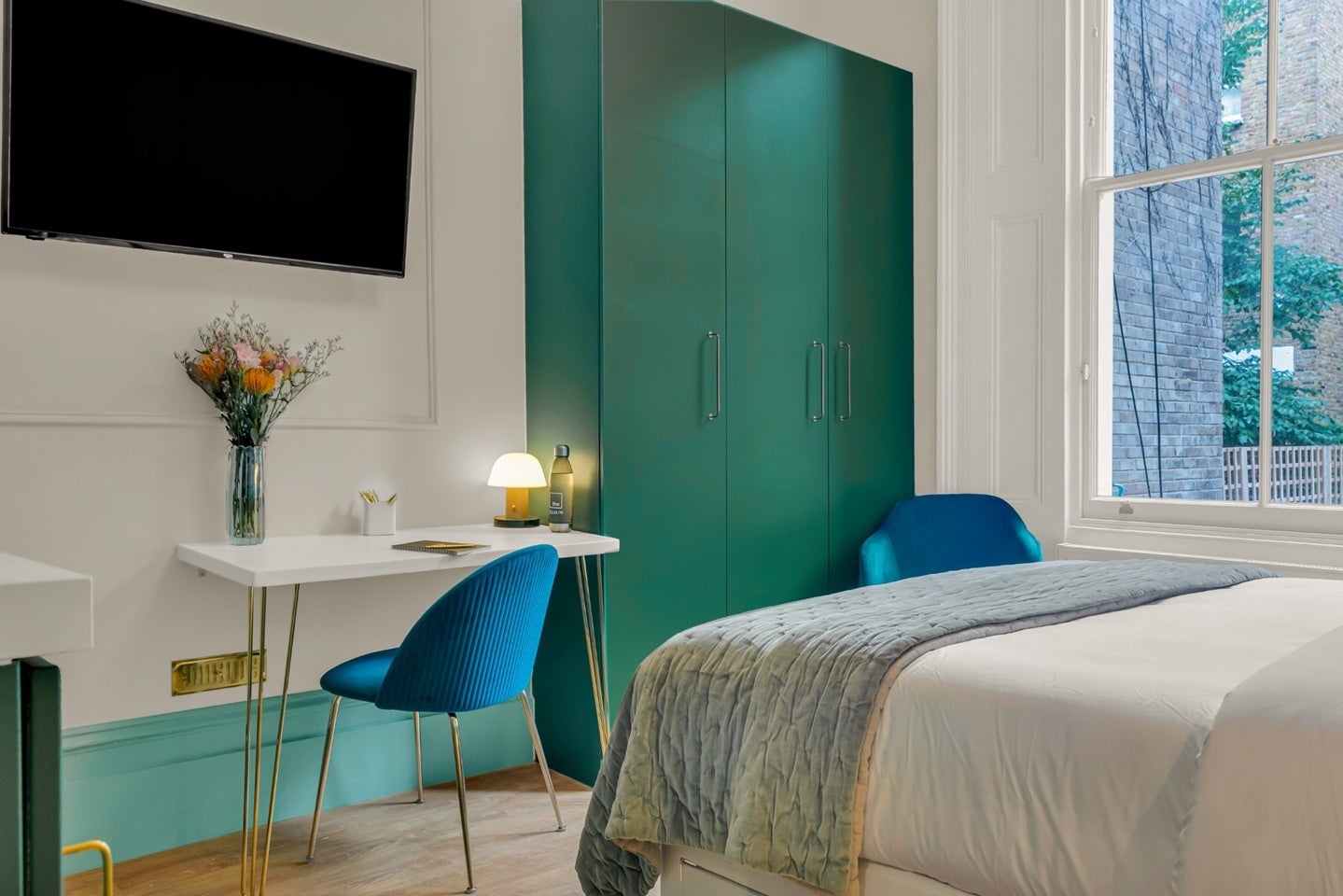 Flat Eardley Crescent in Greater London